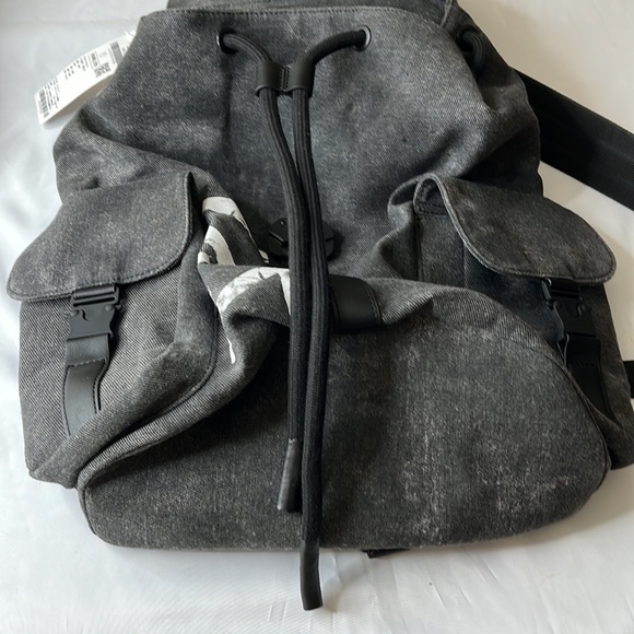 Urban Revivo Laid flat measures 17”x15” & depth 7”. - Picture 6 of 16